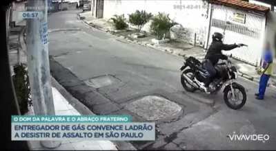 V&iacute;tima de roubo convence o bandido a deix&aacute;-lo ir porque os dois s&atilde;o torcedores do Palmeiras, que perdeu recentemente