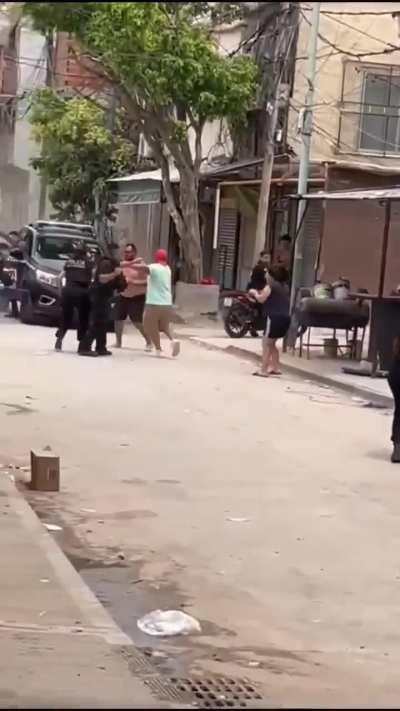 Esto es incre&iacute;ble: son dos borrachos contra 20 polic&iacute;as y la &uacute;nica soluci&oacute;n que encuentran los canas es matar a uno de los tipos? NO PUEDEN SER TAN INUTILES amigo. Realmente es joda la polic&iacute;a de la ciudad. pas&oacute; en navidad, en la villa 20, lugano. Con la 