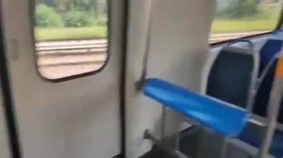 Así quedó el interior del tren Sarmiento descarrilado. El SAME ya trasladó a 9 pasajeros heridos.