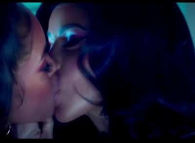 Cardi B tongue kiss a chick