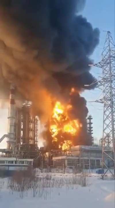 Fire at an oil refinery factory in Russia (careful, lots of Russian swear words)