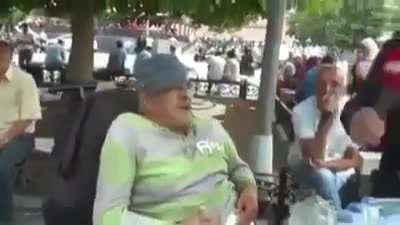 "5 yaşındaki &ccedil;ocuklar bile Atat&uuml;rk'ten zekidir" diyen dallamanın eski bir videosu "okumayın , okuyanlar salak oluyor"