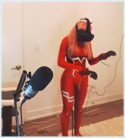 Jaime tries VR