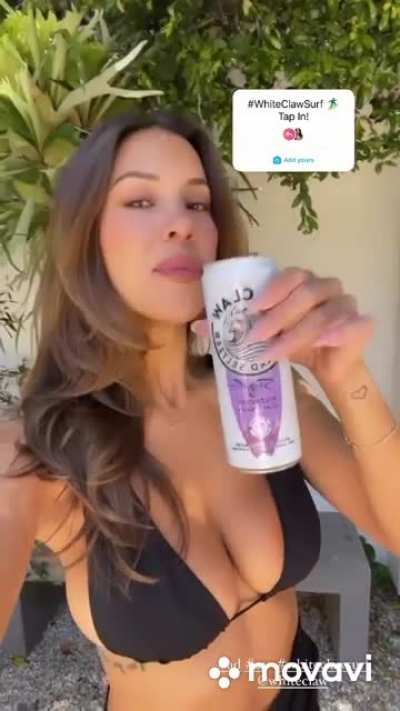 Funny how she thinks ppl are looking at what&rsquo;s in her hand 😅