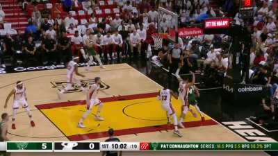 [Highlight] Giannis spins on Struss and hits the reverse slam!