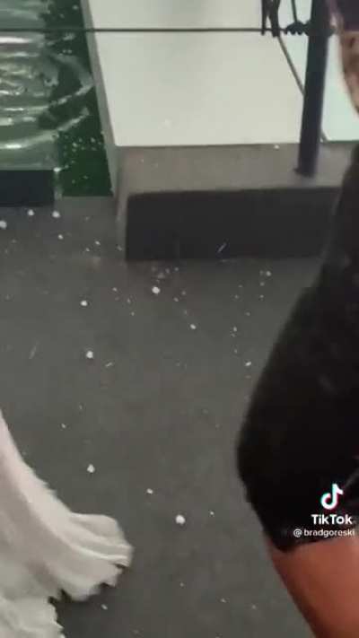 It&rsquo;s hailing