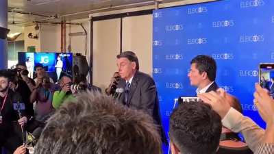 Bolsonaro said to a bunch of Portuguese: "please, speak portuguese, not spanish"