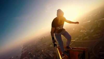 Mustang Wanted is back! For his return, he climbs atop a 452-meter crane in Dubai