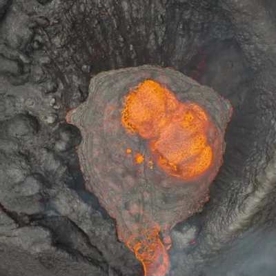 🔥 Spectacular to observe from a drone the moment of a volcanic eruption. Source: Bjorn Steinbeck