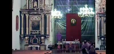 Bazylika św. Małgorzaty w Nowym Sączu. Podczas transmisji mszy zostały wklejone - w tak bezczelny spos&oacute;b - puste ławki. /Wiem, że było, ale podrzucę jeszcze fragment nagrania./