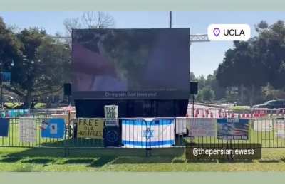 В Лос-Анджелесе перед лагерем пропалестинцев в университете UCLA активисты установили большой экран &mdash; на нем показывают видеозаписи, сделанные боевиками ХАМАС, которые убивали израильтян 7 октября.