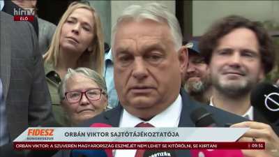 Bekiabálás Orbán Viktor sajtótájékoztatóján