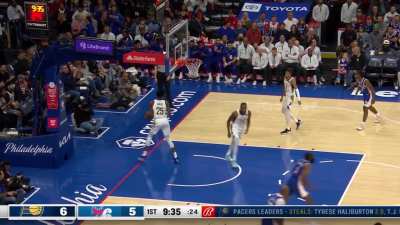 [Highlight] Joel Embiid finds James Harden cutting backdoor who rises up for the jam