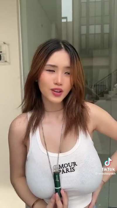 GORGEOUS LIPS &amp; HUGE TITS 🤤