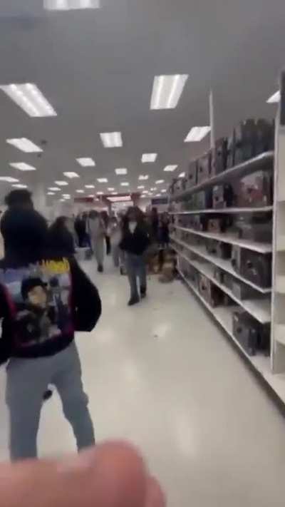 Teenagers gang up on one guy in San Francisco Target