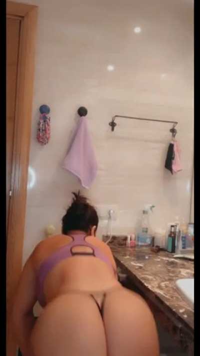 Should a 40yr old mom show her big ass on Reddit in 2021 ? 😏