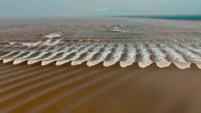 🔥 This is a rare phenomenon, called ‘fish-scale' tide, appeared in Qiantang River, Zhejiang Province, on July 31, 2022.