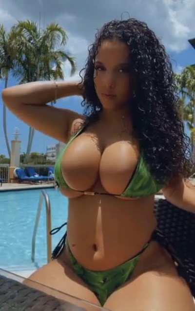 Adri 🤤🤤