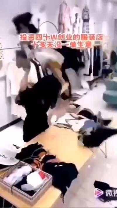 集美们非常爱护大自然啊,衣服越穿越少越买越少