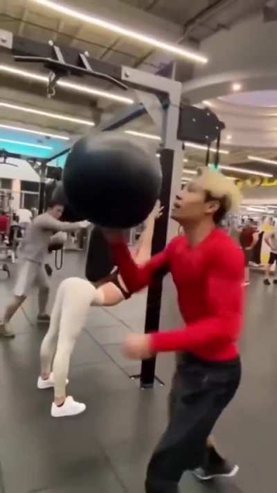 WTF that man in Background is doing 🤣