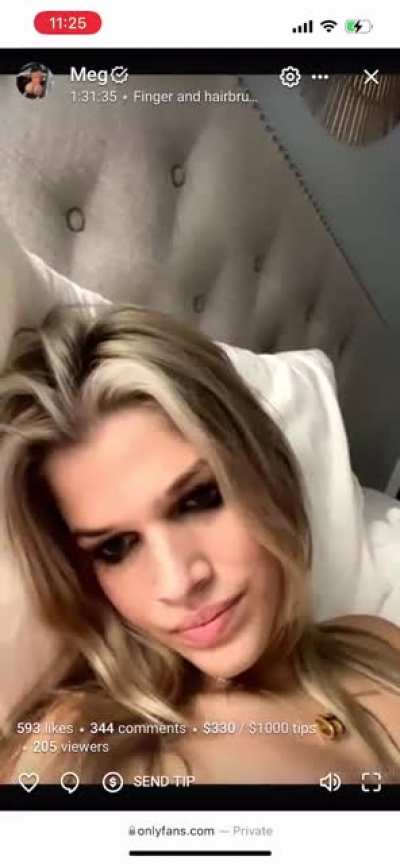 Playing with her pussy with hairbrush