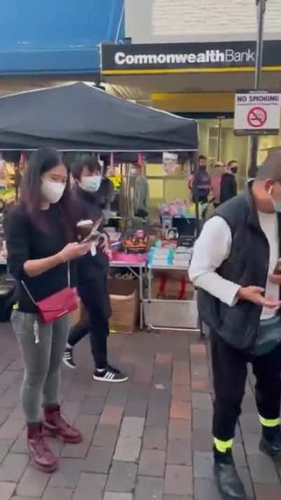 Drew Pavlou held a sign saying "F*** Xi Jinping" and was assaulted by several angry Chinese in Australia. (WARNING: Contains Strong Languages)