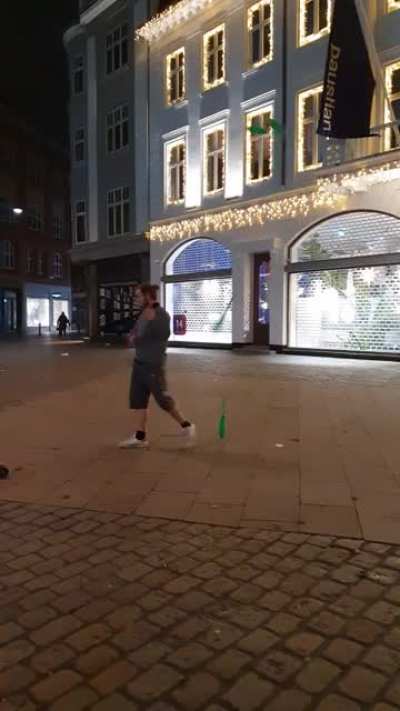 Lockdown gøgleri i Aarhus midt om natten. Lyd på!