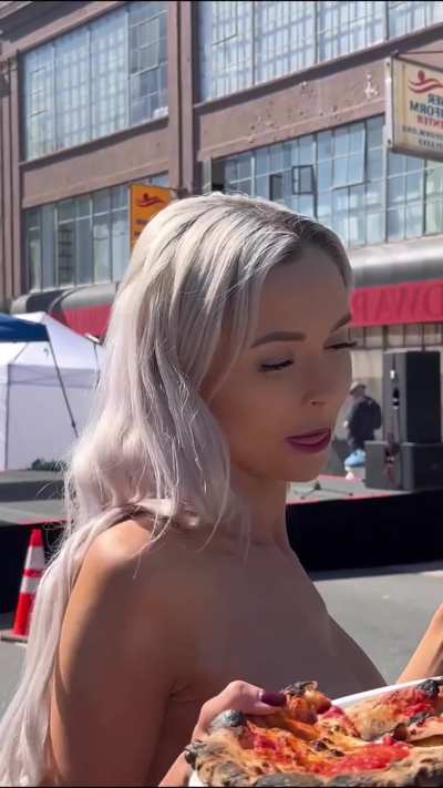 I dared to eat an incredibly delicious pizza while standing completely naked on Folsom Street