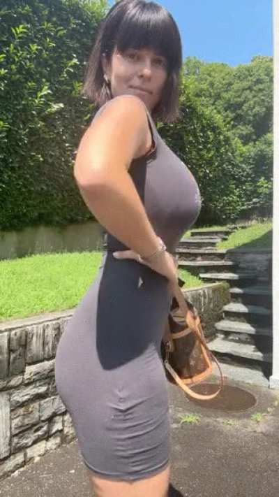 Hands on the hips