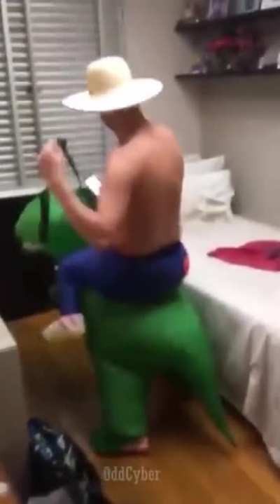 his little dino legs