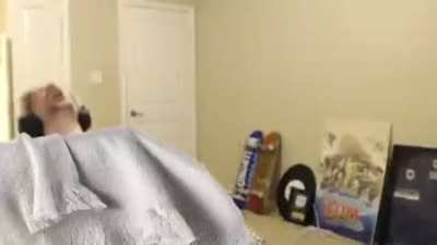 When you turn on stream and xQc playing fall guys