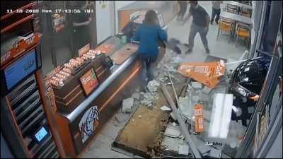 Car smashes into Little Caesars.. 🤦&zwj;♂️