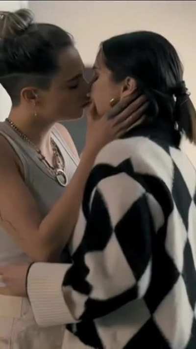 Selena and Cara Delevinge