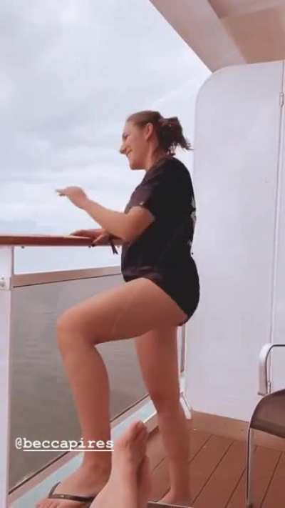 Becca Pires dan&ccedil;ando