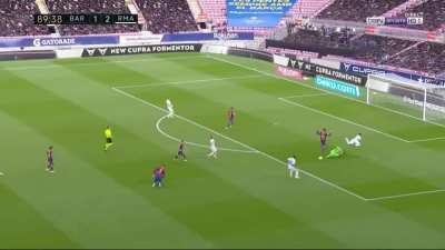 I know it's a late post, but that finish from modric is so damn classy !