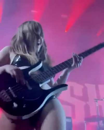 Sexy 🍑 and thighs. Wish I could have been there🤤