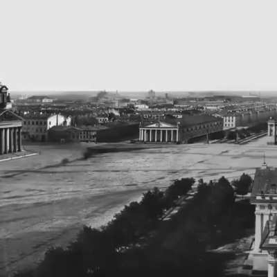 ​​В 1861 году, ровно 160 лет назад, некий морской офицер &mdash; увы, его имя осталось неизвестным &mdash; снял тринадцать кадров с башни Адмиралтейства, составив из них круговую панораму Санкт-Петербурга, которую презентовал великому князю Константину Николаевичу, а
