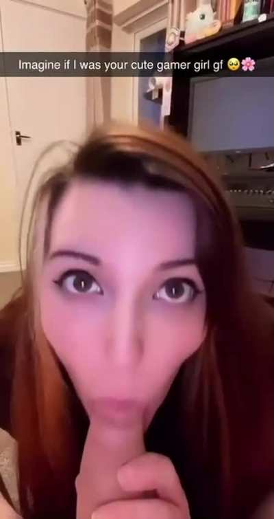 Ever wanted your own egirl to suck your dick under your desk while you're gaming? I'm the girl for you 🤤 Links below!