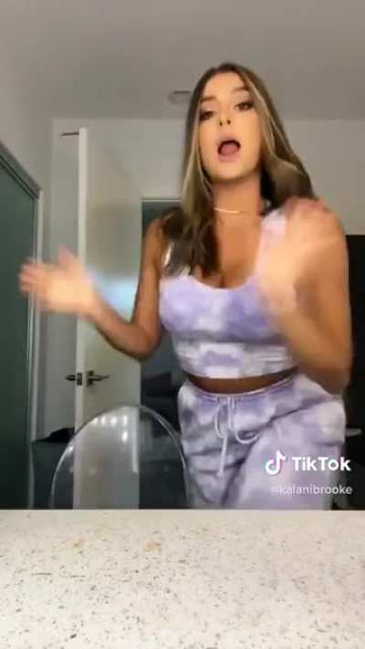 She’s so sexy 🥵