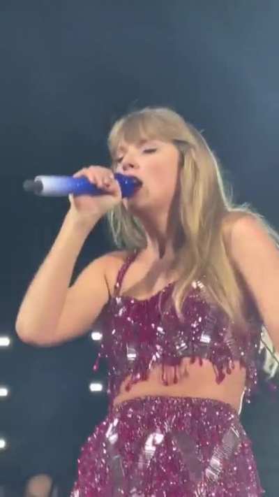 Taylor's boobs bouncing and then a bit of cleavage as she leans forward