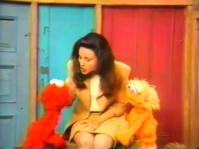 Julia Louis-Dreyfuss accidently swears in front of Elmo in a 1994 "Sesame Street" blooper
