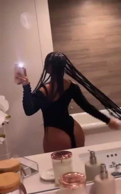 ari ass so fat😩😩