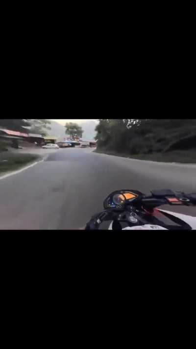 WCWG trying to speed and overtake on blind corners?