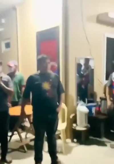 &ldquo;O, tulog tayong lahat sa kulungan! Dami nating nilabag: curfew, social distancing..&rdquo; Sabi ito nung anak ni Mayor Timoteo Villar III ng Santo Tomas, Pangasinan dito sa video. Ano nanaman kaya palusot nila dito.