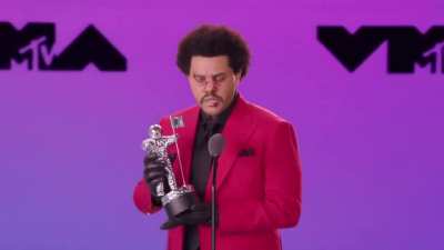 The Weeknd accepting the Best R&B VMA for Blinding Lights