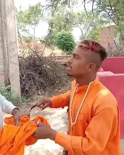 ਸਾਧ ਦੇ ਭੇਸ 'ਚ ਘੁੰਮਣ ਵਾਲੇ ਨੂੰ ਜਦੋਂ ਪਿੰਡ ਵਾਲਿਆ<wbr>ਂ ਨੇ ਫੜਿਆ ਤਾਂ ਅੱਗੇ ਵੇਖੋ ਕੀ ਹੋਇਆ ?