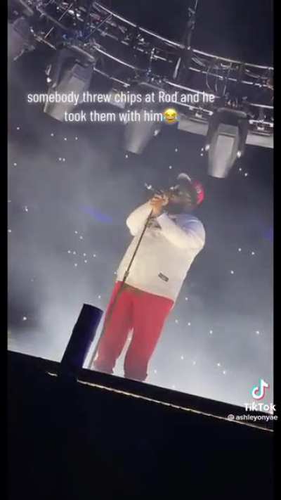 Bro tryna act like he didn&rsquo;t see em😭