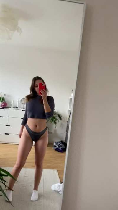 Hi to the 4 horny guys who will see this 🍑