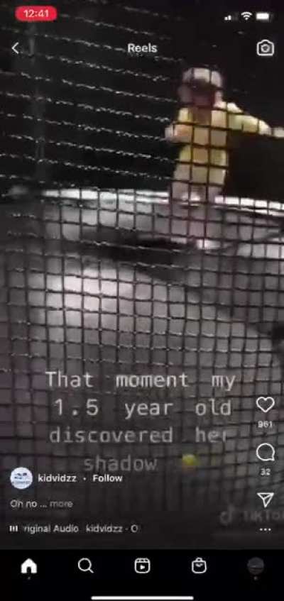 Kid terrified from her own shadow