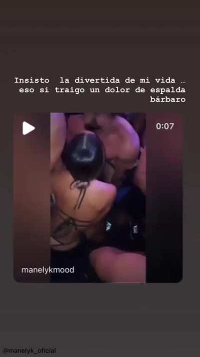 M&aacute;nelik azotando sus nalgas
